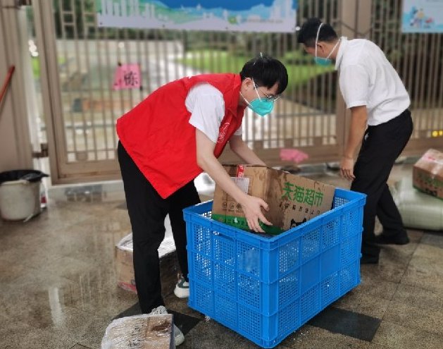 9月1日，區(qū)前期辦干部周智豪在鹽田街道東海社區(qū)御景佳園一期為居民搬運(yùn)物資。.jpg